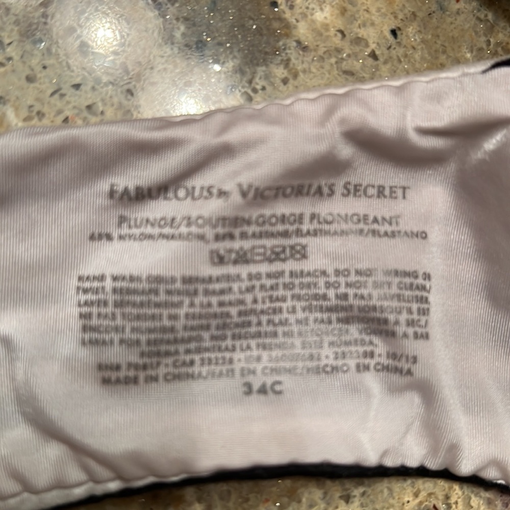 Victoria’s Secret Fabulous Bra - Picture 2 of 2